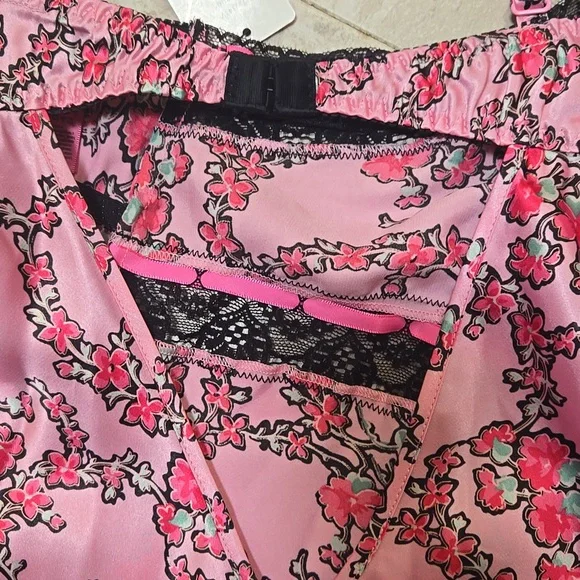 NWT Betsey Johnson Intimates Unique & Elegant Pink Floral/Black Lace Nightie - Picture 10 of 11